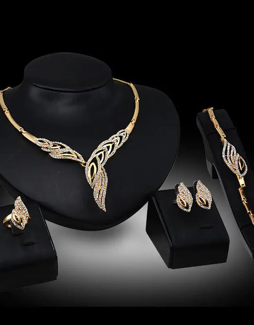 Load image into Gallery viewer, Gold Indian Bridal Jewelry Set
